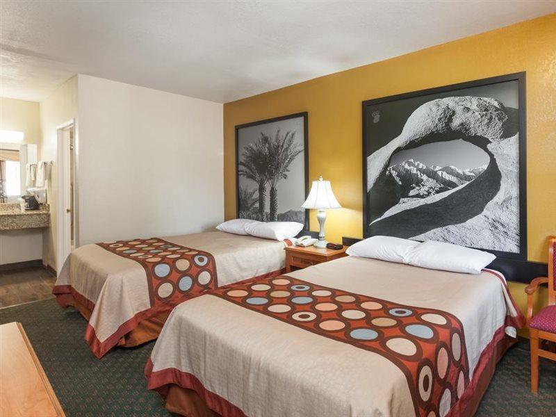 Super 8 By Wyndham Bakersfield South Ca Motel Exterior photo