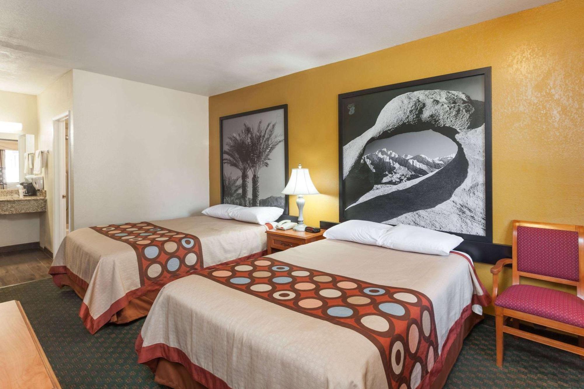 Super 8 By Wyndham Bakersfield South Ca Motel Exterior photo