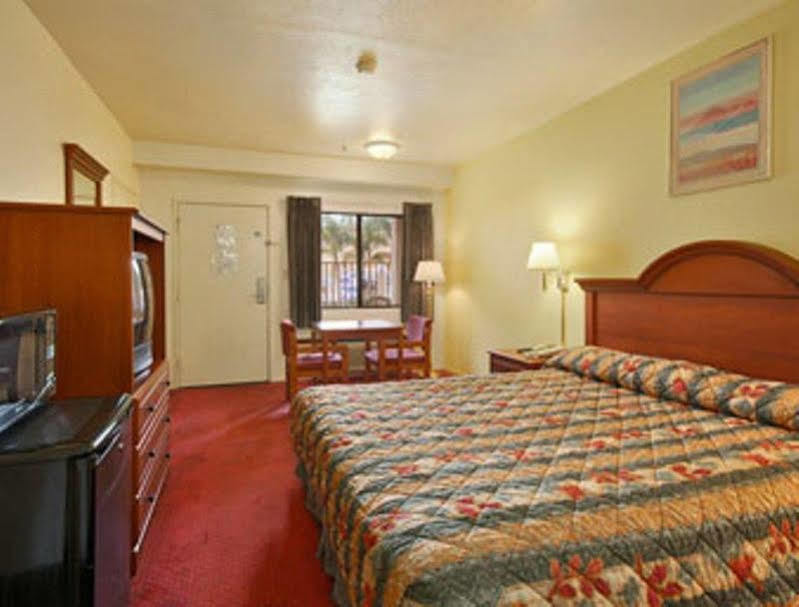 Super 8 By Wyndham Bakersfield South Ca Motel Exterior photo