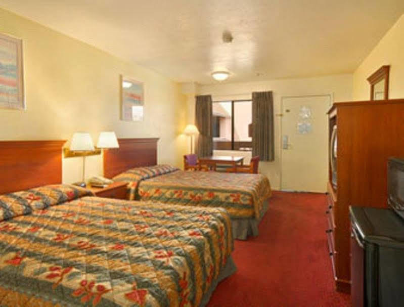 Super 8 By Wyndham Bakersfield South Ca Motel Exterior photo